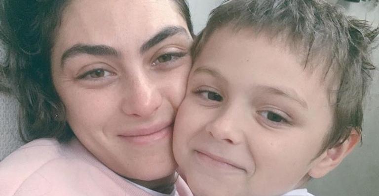 Mariana Uhlmann posa com Joaquim e relata pedido especial do filho: ”Minha atenção só pra ele”