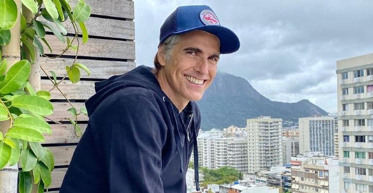 Reynaldo Gianecchini compara foto antiga com registro de seu pai e fãs elogiam: ”Genética boa”