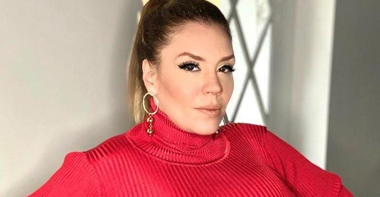 Simony surge nua em clique ousado e eleva temperatura da web: ”Que mulher!”