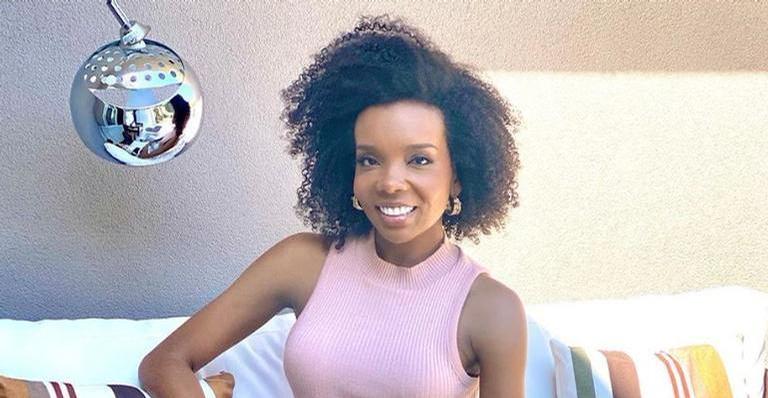 Com look estiloso, Thelma Assis posa na varanda de seu apartamento: ”Maravilhosa demais”