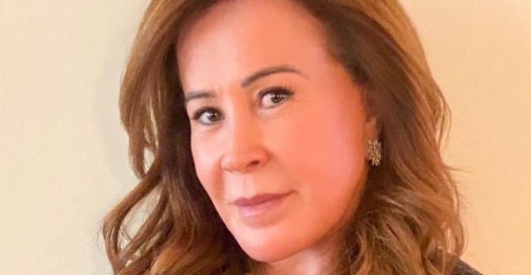 Zilu empina o bumbum com saída de praia transparente e deixa web babando: ”Que corpão!”