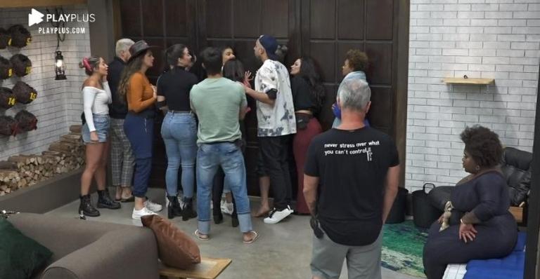 A Fazenda: Após eliminação, Cartolouco quebra protocolo e volta para se despedir dos peões