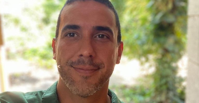 André Marques se derrete ao posar coladinho com sua cachorra: ”Muito amor”