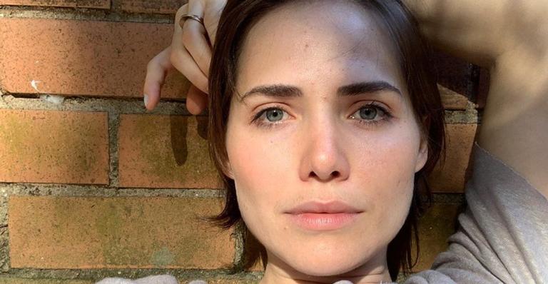 Leticia Colin se compara com a foto de seu crachá de trabalho: ”Oi tempo”
