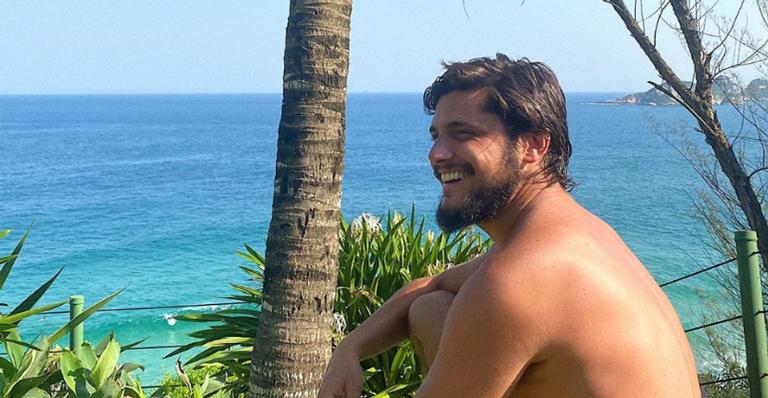 Bruno Gissoni surge sorridente ao curtir café da manhã ao ar livre