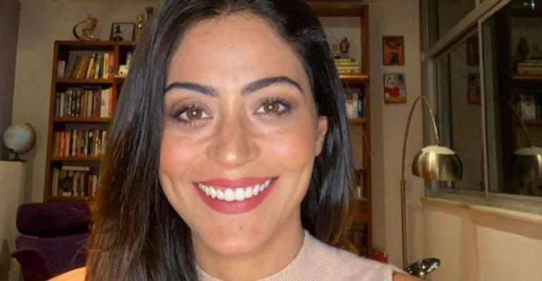 Carol Castro surge radiante em clique de biquíni: ”Eu vejo flores em você”