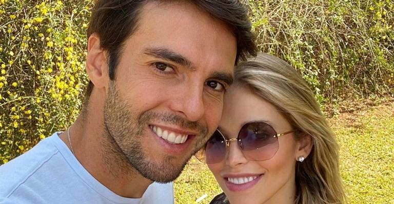 Kaká se derrete com foto cheia de amor de sua esposa, Carol Dias, com a filha recém-nascida, Esther