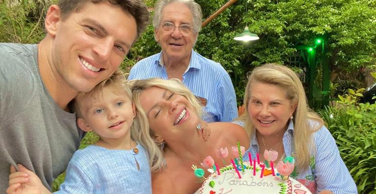 Karina Bacchi mostra detalhes da comemoração de seu aniversário: ”Famílias reunidas”