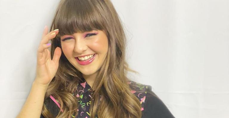 Klara Castanho aposta em look neon com cliques arrasadores e fãs elogiam: ”Perfeita”