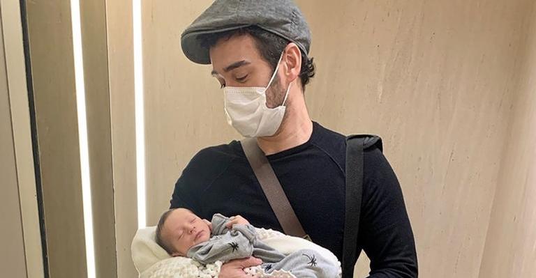 Marcos Veras encanta internautas ao celebrar 2 meses do filho com clique inédito: ”Meu amorzão”