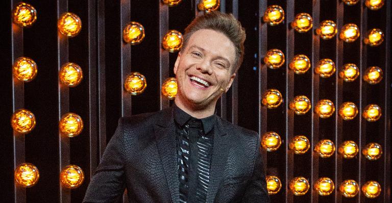 Michel Teló surge todo paramentado no camarim do The Voice: ”Bora trabaiá!”