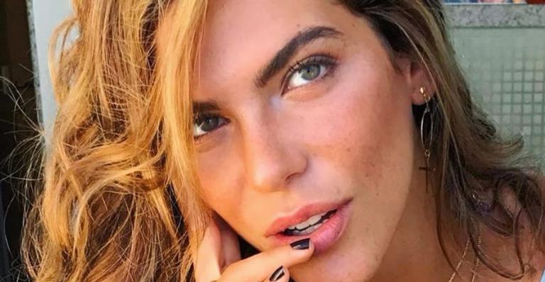 Mariana Goldfarb capricha no iluminador e surge lindíssima em selfie