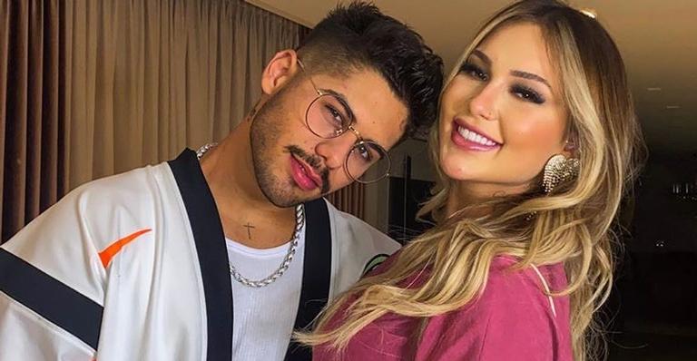 Zé Felipe beija a barriga da namorada, Virginia, e celebra: ”Agora somos 3”