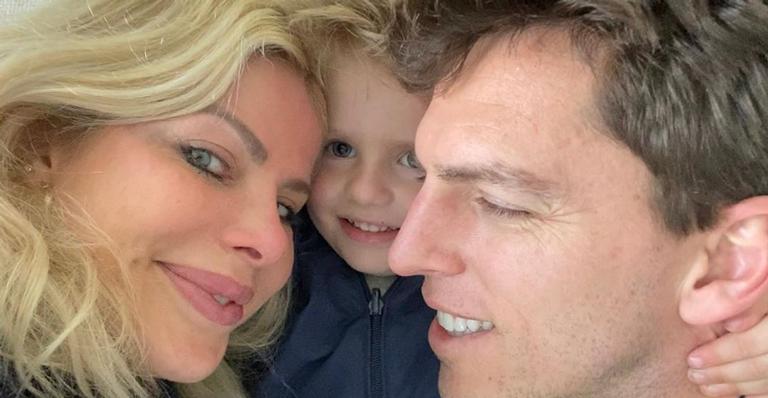 Karina Bacchi celebra Dia das Crianças com clique encantador em família: ”Amor”
