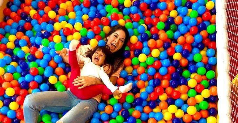 Mayra Cardi se realiza ao presentear a filha, Sophia, com parque de diversões de shopping