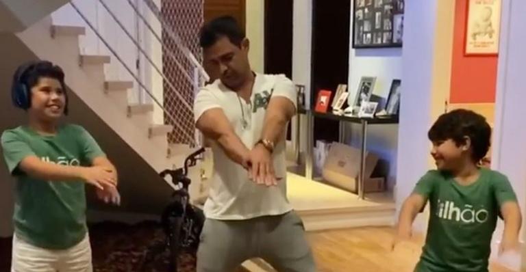 Zezé Di Camargo posta vídeo divertido ao lado dos netos: ”Volto a ser criança”