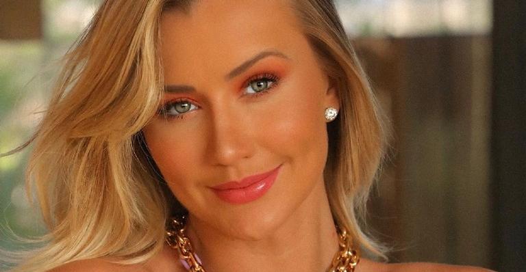 Ana Paula Siebert posa de maiô estampado ao pôr-do-sol e conquista os internautas