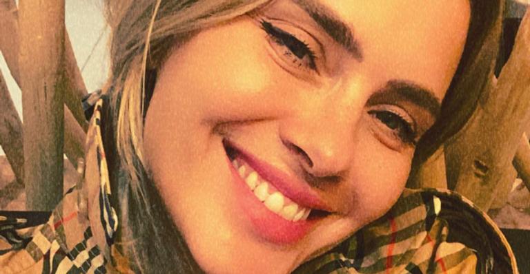 Carolina Dieckmann começa dia agarradinha com seu gato e deseja bom dia