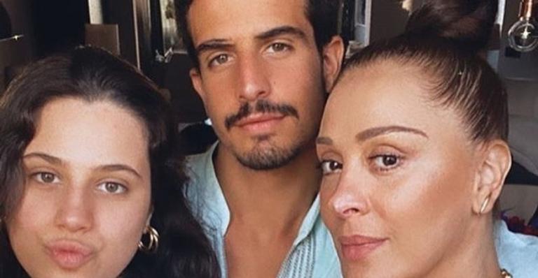 Aos 53 anos, Claudia Raia posa de biquíni com os filhos e web baba em corpaço: ”Parece irmã!”