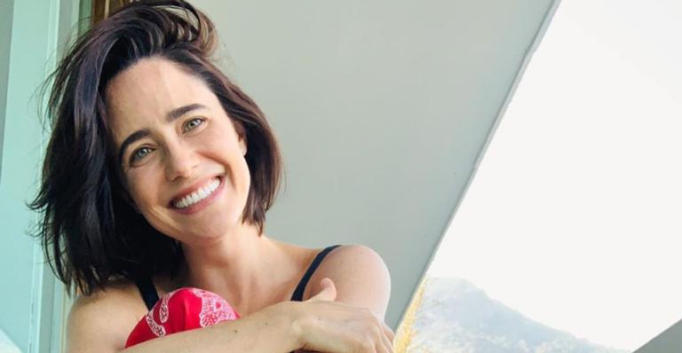 Fernanda Vasconcellos arranca suspiros ao resgatar clique de sua infância