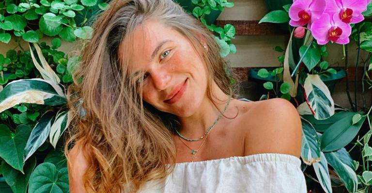Mariana Goldfarb derrete fãs ao posar com borboleta na mão: ”Tão maravilhosa simples e plena”