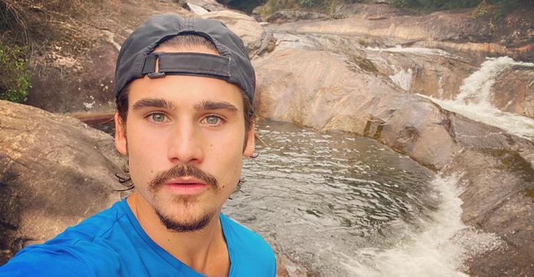 Nicolas Prattes encanta em momento de conexão com a natureza