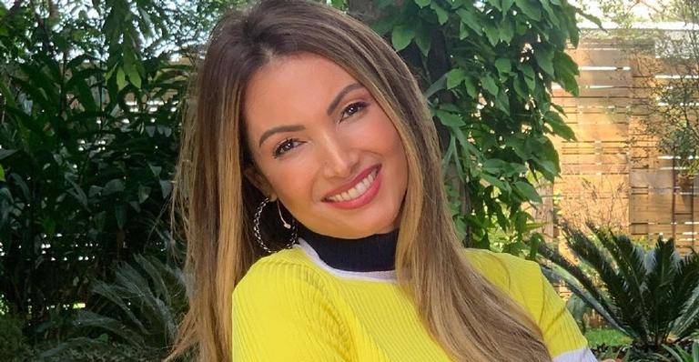 Patrícia Poeta posa sorridente na varanda e brinca: ”Terça com cara de segunda”