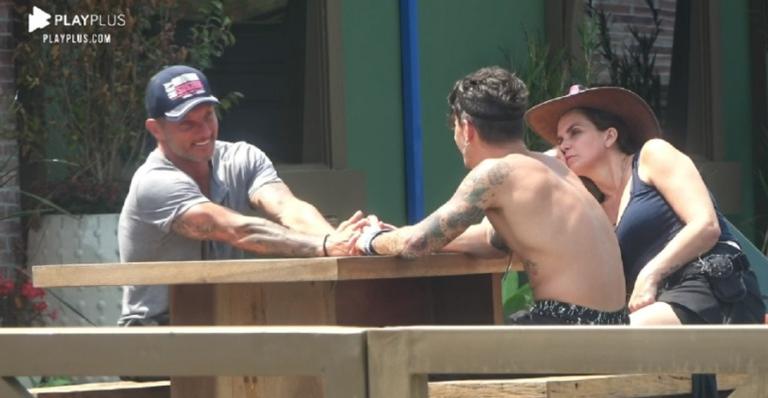 A Fazenda: Juliano Ceglia, Biel e Luiza Ambiel criticam Jakelyne e Mariano: ”Casalzinho perfeito”