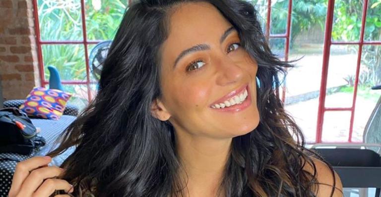 Carol Castro aposta em batom vermelho para começar o dia e fãs elogiam: ”Linda”