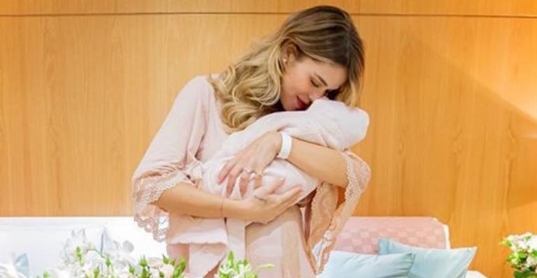 Carol Dias posta clique com a filha e faz declaração: ”Vivendo o meu maior sonho”