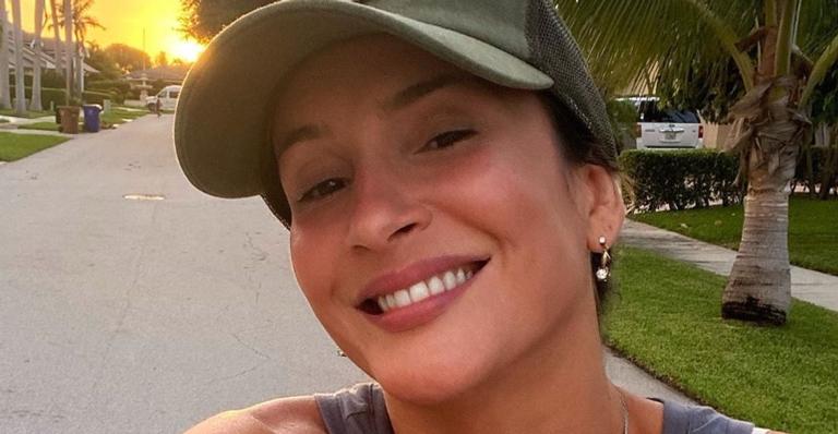 Claudia Leitte exibe cinturinha micro em clique raro de biquíni: ”Parece que tem 20 aninhos”