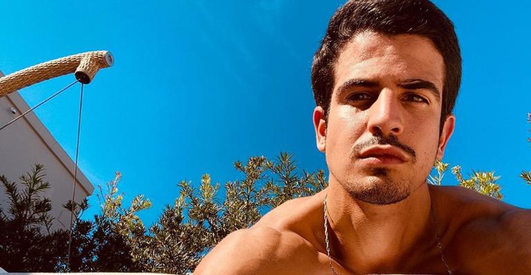 Enzo Celulari arranca suspiros ao posar para registros em seu quarto