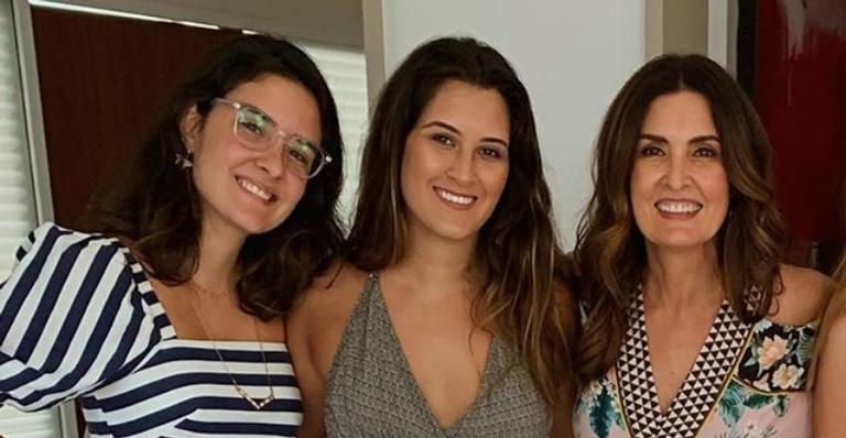 Filha de Fátima Bernardes posa de biquíni e ostenta abdômen sequinho: ”Um corpo desse!”