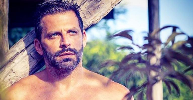 Henri Castelli posta clique sem camisa e ganha elogios dos seguidores: ”Maravilhoso”
