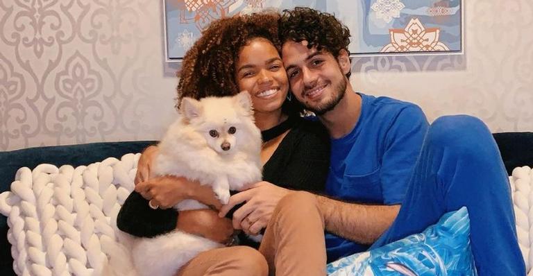 Jeniffer Nascimento posa com o marido e a cachorrinha do casal na Bahia