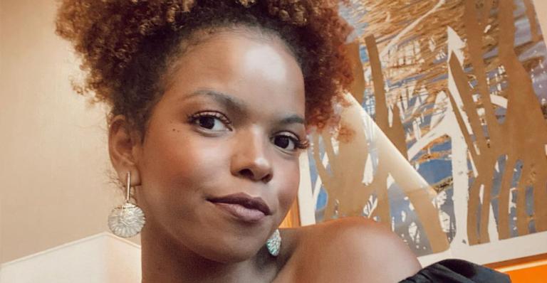 Em viagem pela Bahia, Jeniffer Nascimento surge deslumbrante em clique em mar cristalino