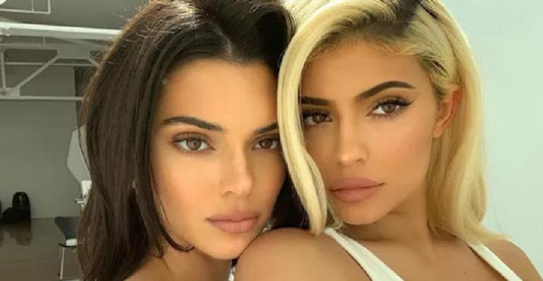 Kylie Jenner relembra clique da infância ao lado da irmã e encanta web: ”Muito fofas”