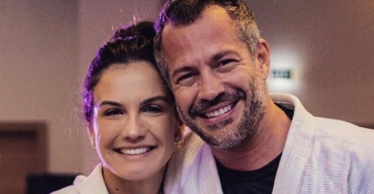 Kyra Gracie mostra o barrigão em lindo clique com Malvino Salvador em Noronha