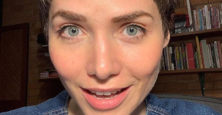 Letícia Colin posa dando um sorrisinho de batom vermelho e com olheiras e arranca elogios
