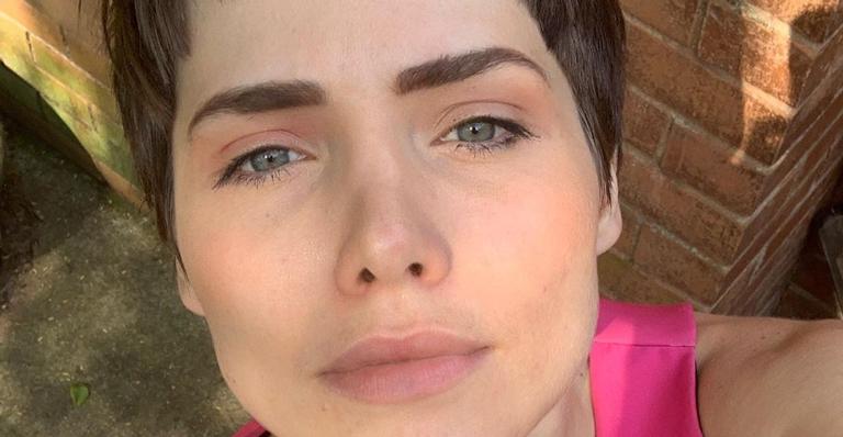 Leticia Colin diverte fãs ao reproduzir cena icônica de A Noviça Rebelde: ”Melhor que a original”