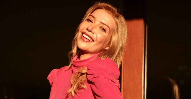 Luiza Possi surge rebolando em clique e brinca: ”Não importa onde eu tô, tô treinando a dança”