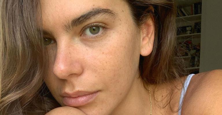 Mariana Goldfarb posa coladinha a gatinho filhote e se derrete: ”Olha essa carinha”