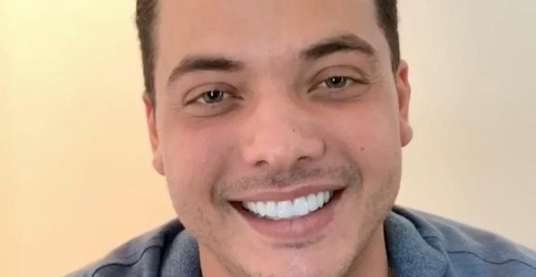 Wesley Safadão surge com o olho roxo após realizar procedimento estético