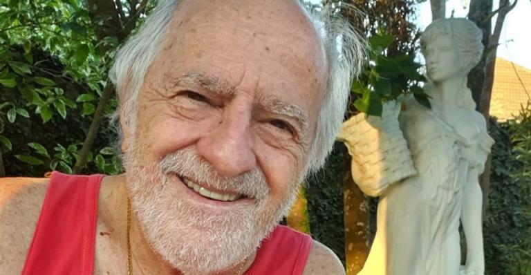 Ary Fontoura faz brincadeira engraçada para homenagear professores: ”Viva!”