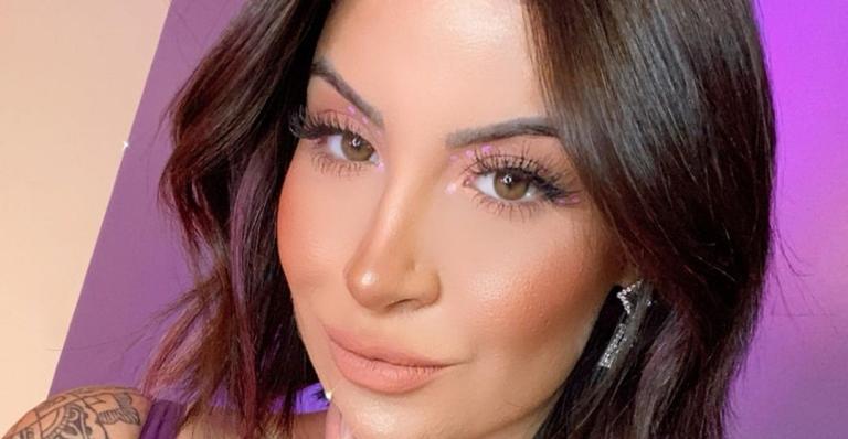 Aniversariante do dia, Bianca Andrade é surpreendida com chão coberto de rosas: ”Paraíso”