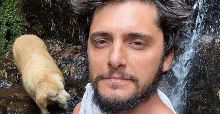 Bruno Gissoni compartilha linda foto na cachoeira: ”Dá pra ser carioca e mineiro?”
