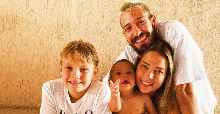 Carol Dantas derrete corações com clique do filho caçula, Valentin: ”Te amo”