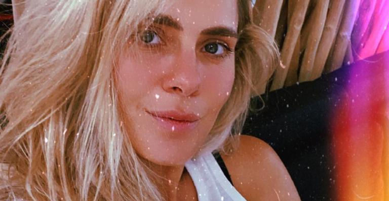 Carolina Dieckmann aposta em trança e lenço para o cabelo: ”Quem ama?”