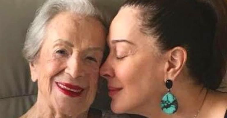 Claudia Raia relembra foto com a mãe e celebra o Dia dos Professores: ”Minha melhor professora”