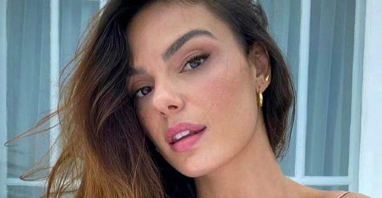 Isis Valverde relembra o ensaio de fotos para a capa de seu livro autoral de poesias